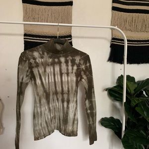 Turtle neck bleach dyed top